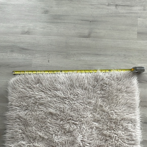 Nicole Miller white area rug fuzzy - Picture 4 of 6